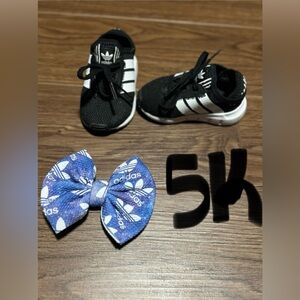 5K (Kids) Adidas shoes. 
VGUC.
Bow is a freebie!